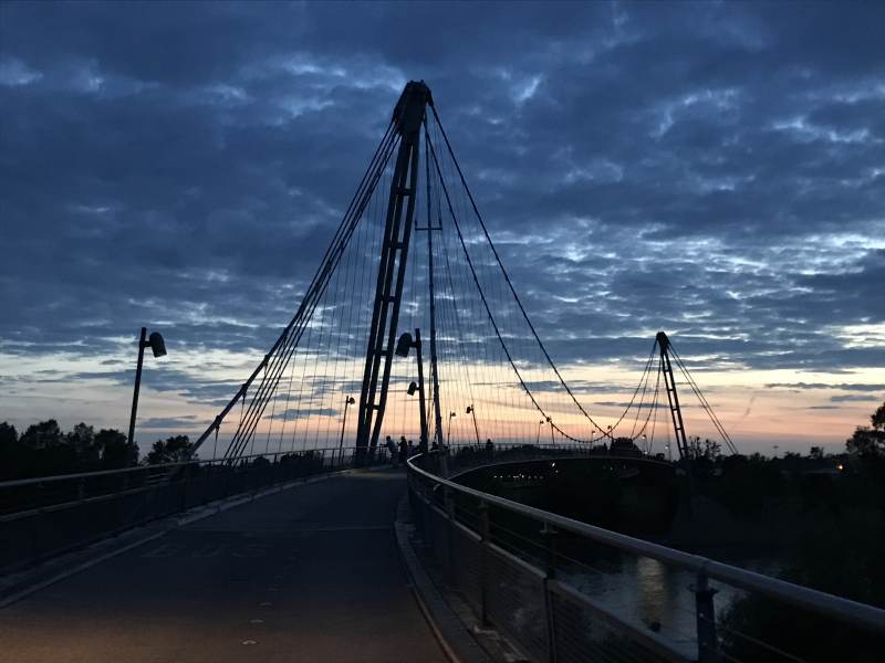 Fahrradbrücke im Abendlicht