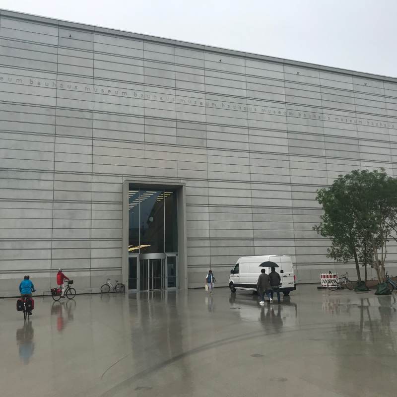 Das Bauhaus-Museum im Regen