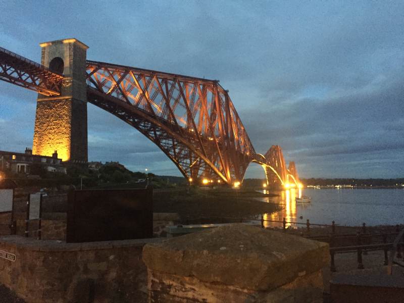 Abendlicher Spaziergang zur dekorativen Firth Bridge