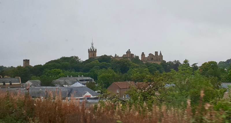 Linlithgow lassen wir im Regen links liegen.
