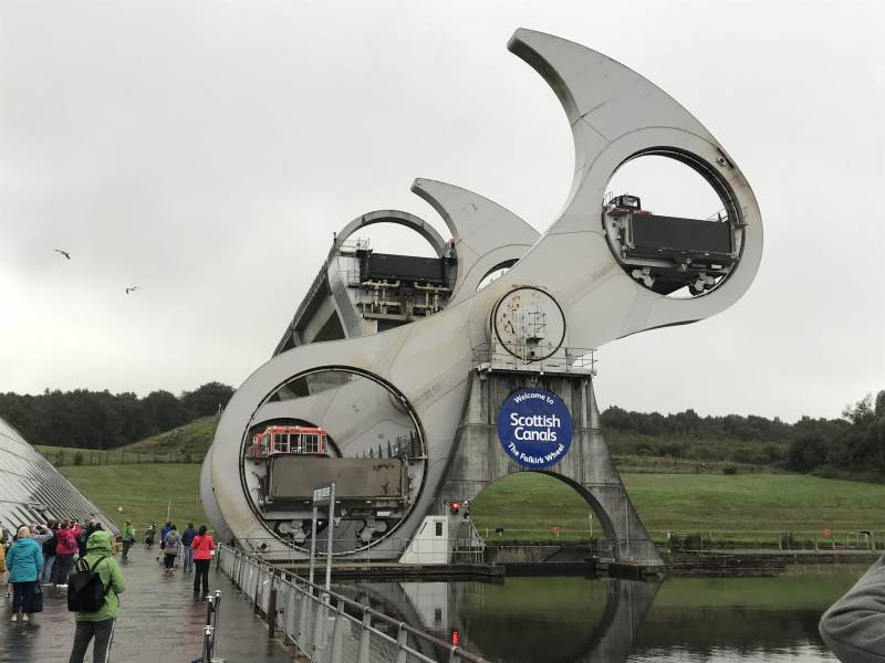 Das Falkirk Wheel, auch bei Regen gut besucht