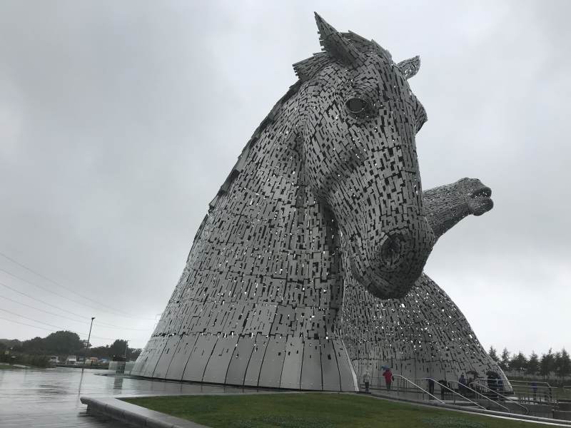Die Kelpies trotzen dem Wetter.