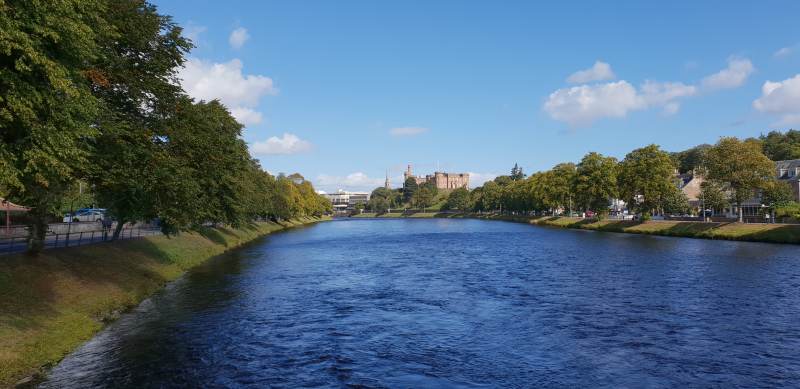 Die „Black waters of Scotland“ vor dem Inverness Castle