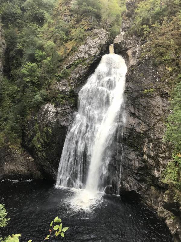 Der größere der zwei Wasserfälle bei Foyers
