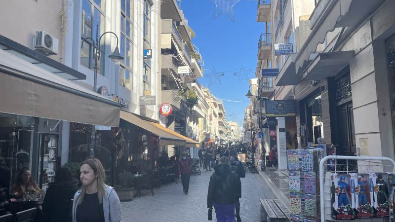 Belebte vorweihnachtliche Straßen in Patras