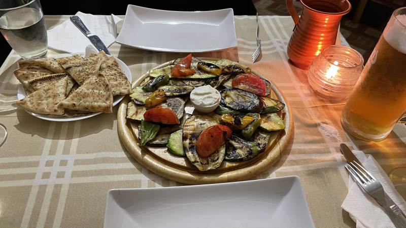 Köstliche Antipasti mit Tsatsiki und Pita