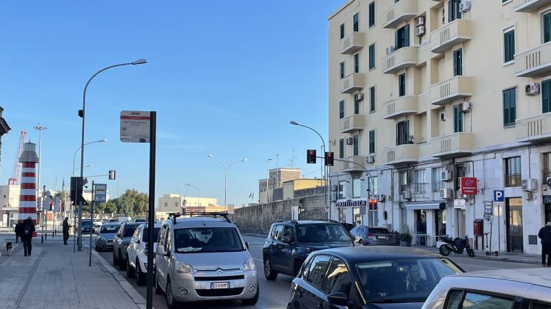 Rechts das Superfast-Büro gegenüber dem Zugang zum Hafen