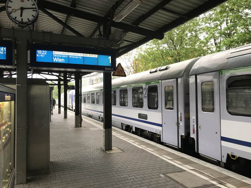 Es geht los, 18:22 Uhr ab Bahnhof Charlottenburg, Richtung Wien im Kurswagen nach Budapest.