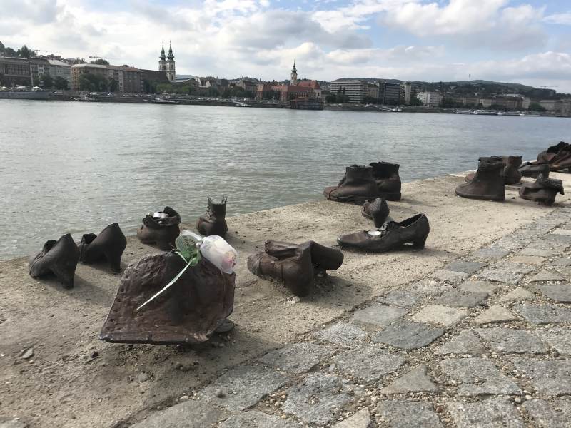 Eindrucksvolles Denkmal am Donauufer zur Erinnerung an die Menschen,  ...