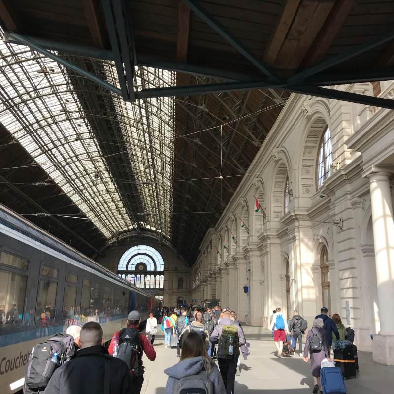 Ankunft am Bahnhof Budapest Keleti