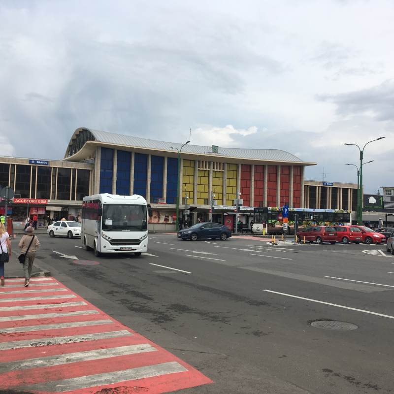 Der Bahnhof von Brașov in Nationalfarben