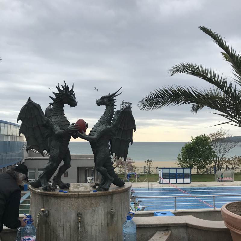 Drachen mit Ei - schöner Brunnen am Strand