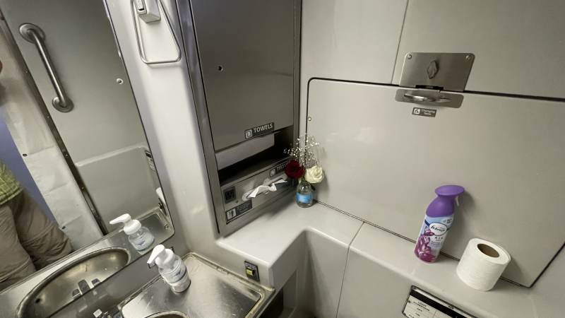 Echte Blumen auch im allgemeinen WC