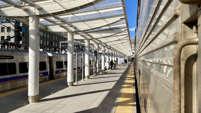 Blick auf den Bahnsteig in Denver
