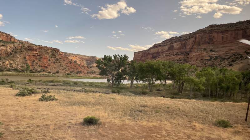 Es geht weiter durch die dramatische Landschaft