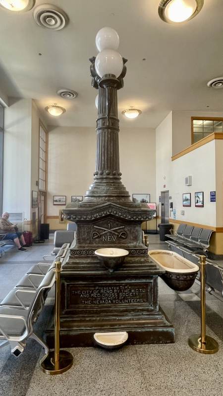 Wartehalle in Reno mit dem ersten öffentlichen Trinkbrunnen