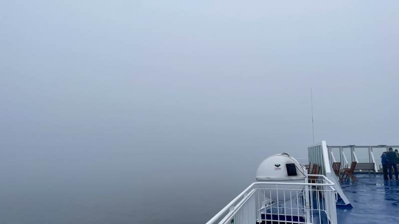 ... verhüllt Island am Morgen.