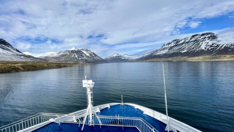 Einfahrt in den tiefen Fjord