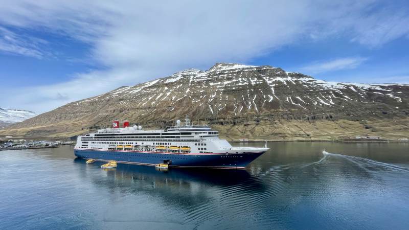 Vorbei an einem ankernden Kreuzfahrtschiff