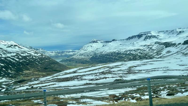 Fahrt über den Pass hinter Seyðisfjörður