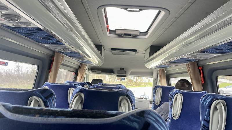 Der Kleinbus schaukelt mächtig, ...