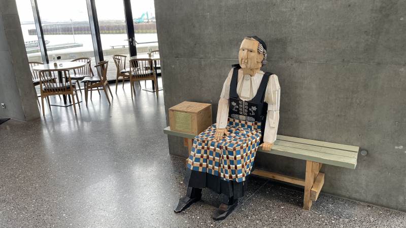 In einem öffentlichen Gebäude an der Bushaltestelle ...