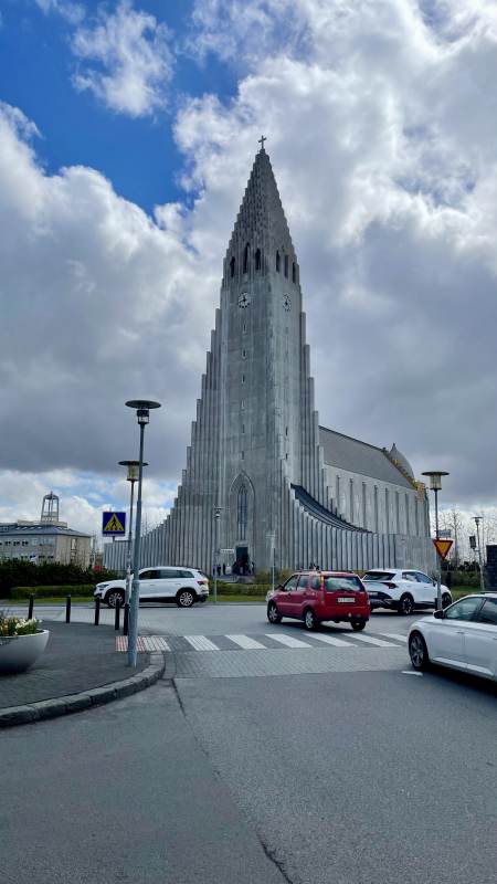 Die imposante Hallgrimskirche ...