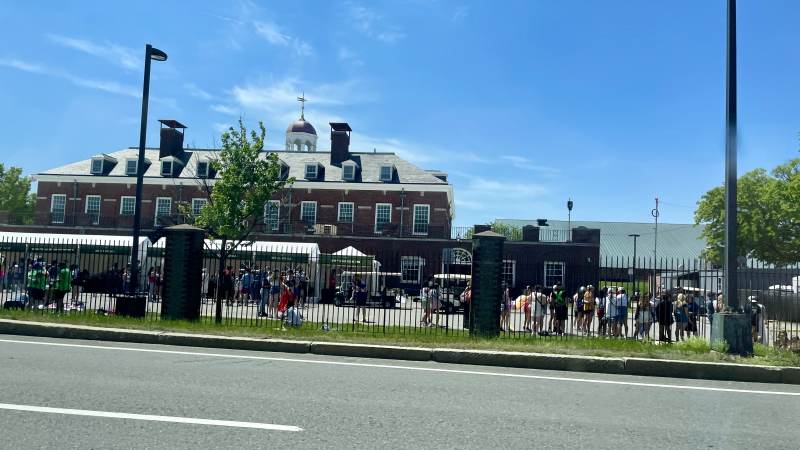 Anstehen für ein Konzert an der Harvard Uni