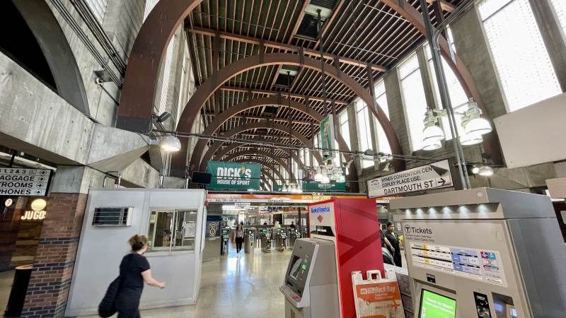 Schöne Hallenkonstruktion im Bahnhof